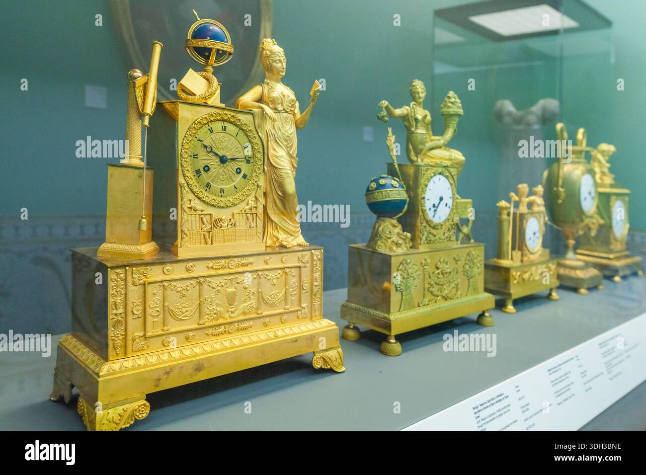 Museo Biscainhos. Braga. Una fila di magnifici orologi color oro neoclassico con figure allegoriche e globi celesti esposti all'interno di una Foto Stock