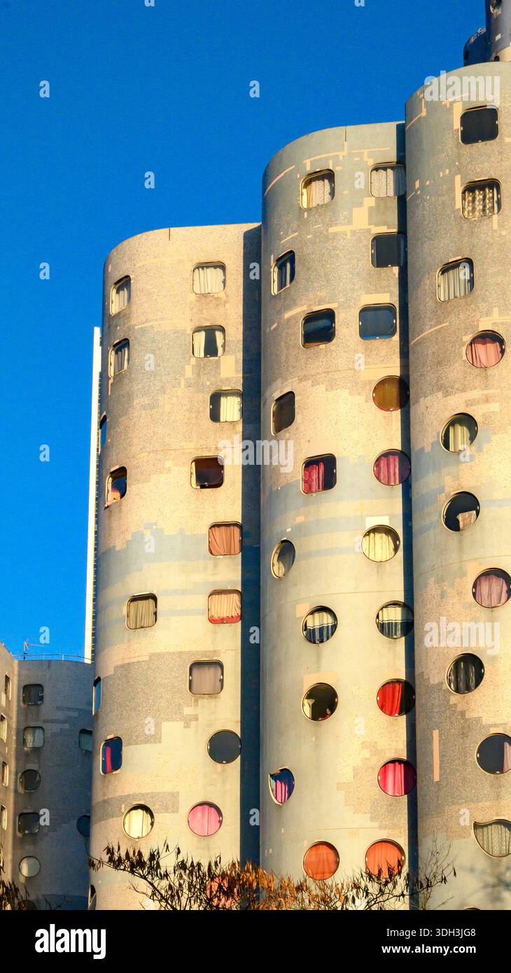 Nanterre, Francia, torri residenziali bianche con finestre circolari che si innalzano sopra un quartiere urbano. Foto Stock