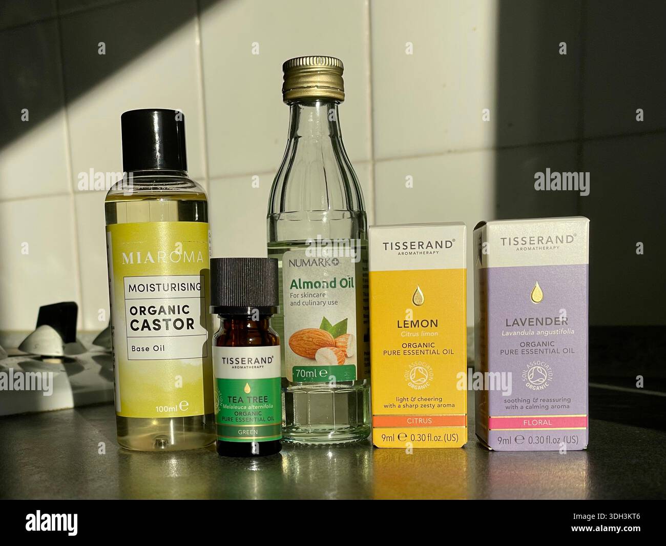 Oli essenziali: Olio di ricino, olio dell'albero del tè, olio di mandorla, olio di limone e olio di lavanda, utilizzato per benefici per la salute e il benessere, tra cui la cura della pelle Foto Stock