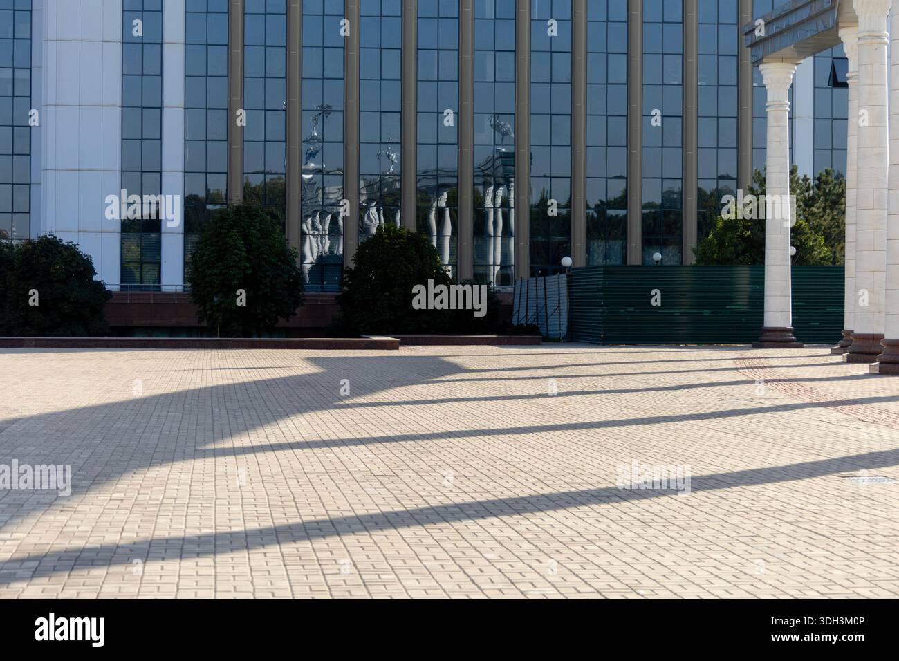 Geometrie e riflessi, tra luce e ombra, dell'architettura di Piazza indipendenza, Tashkent, Uzbekistan Foto Stock