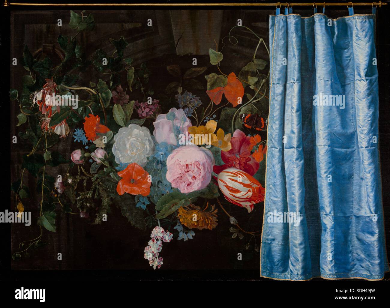 Trompe-l'Oeil Still Life with a Flower Garland and a Curtain di Adriaen van der Spelt e Frans van Mieris, 1658, un dipinto olandese collaborativo che presenta una cortina di seta blu illusionistica con una lussureggiante ghirlanda di fiori che include tulipani, rose e garofani su uno sfondo scuro Foto Stock