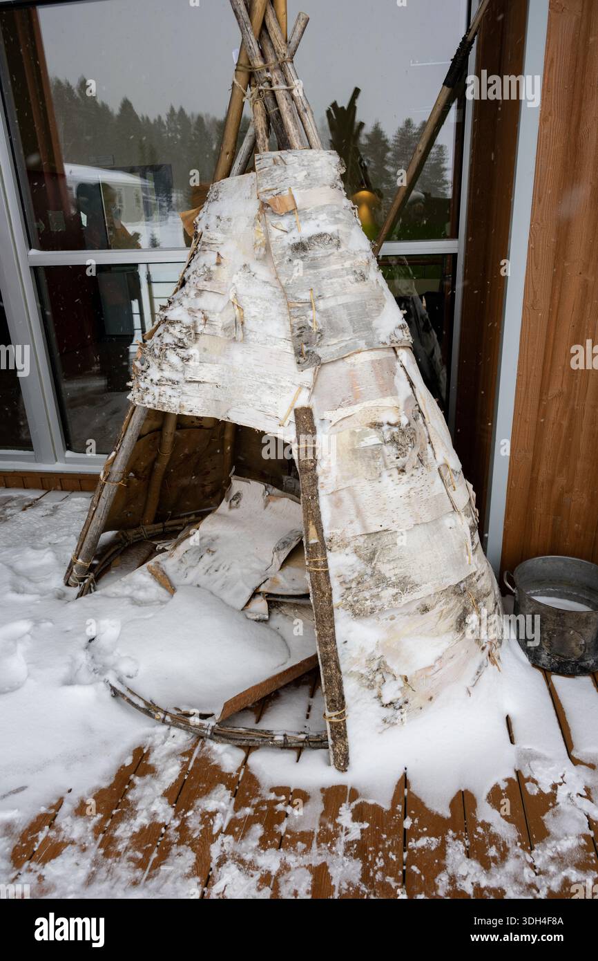 Canada, Quebec, Gaspe. Micmac Interpretation Site of Gespeg. Wigwam di corteccia di betulla. Foto Stock