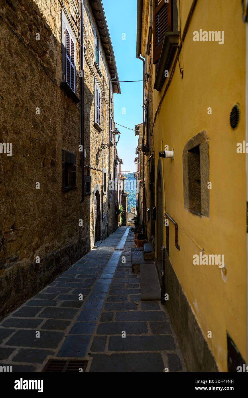 Paesaggio urbano di Bagnoregio, nell'Italia centrale, caratterizzato da architettura storica, stretta composizione spaziale e un'atmosfera mediterranea senza tempo. Foto Stock