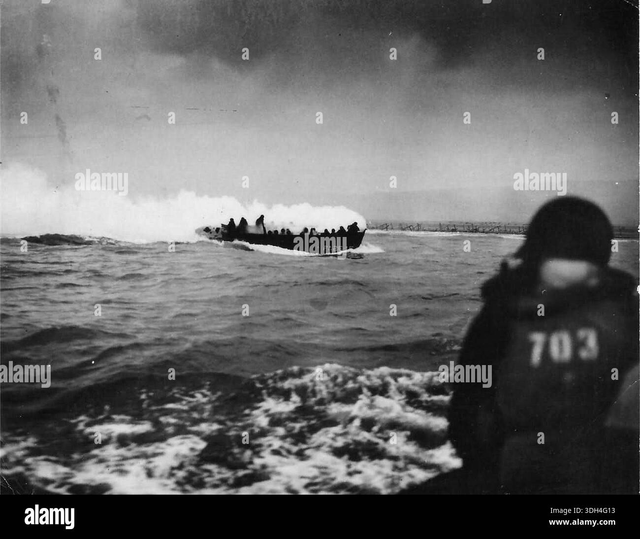 Gli uomini del 1 battaglione si avvicinano a Omaha Beach in un mezzo da sbarco il D-Day. Il 6 giugno 1944 un'enorme forza d'invasione Alllied che coinvolgeva 7000 navi e 140.000 uomini sbarcò con successo sulla costa francese e stabilì cinque teste di spiaggia. Una campagna di inganno di successo significò che gran parte della resistenza tedesca si trovava a Calais e le perdite furono relativamente poche per le dimensioni e i rischi dell'operazione. Foto Stock