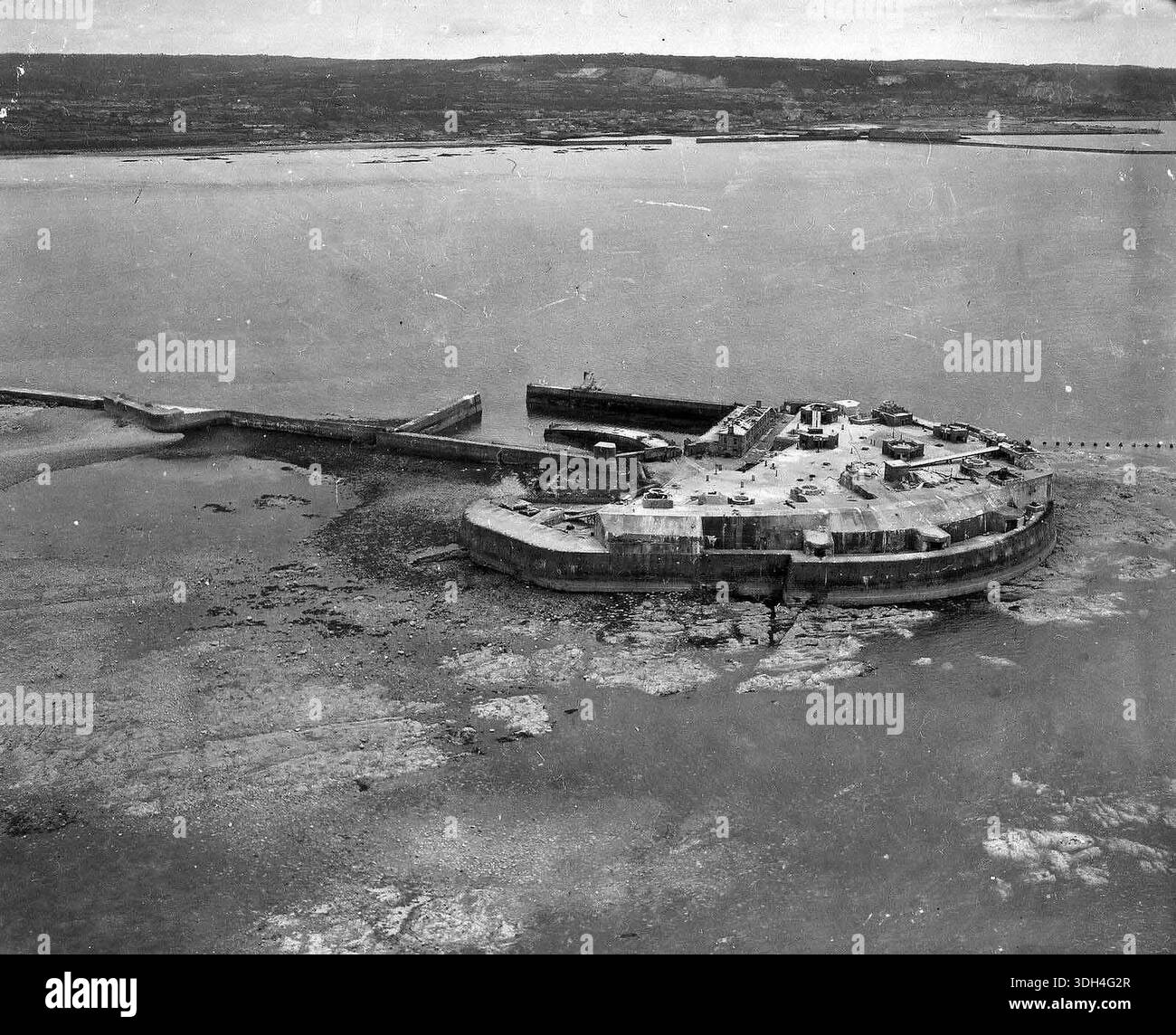Vista aerea del forte di Cherbourg il D-Day. Il 6 giugno 1944 un'enorme forza d'invasione Alllied che coinvolgeva 7000 navi e 140.000 uomini sbarcò con successo sulla costa francese e stabilì cinque teste di spiaggia. Una campagna di inganno di successo significò che gran parte della resistenza tedesca si trovava a Calais e le perdite furono relativamente poche per le dimensioni e i rischi dell'operazione. Foto Stock