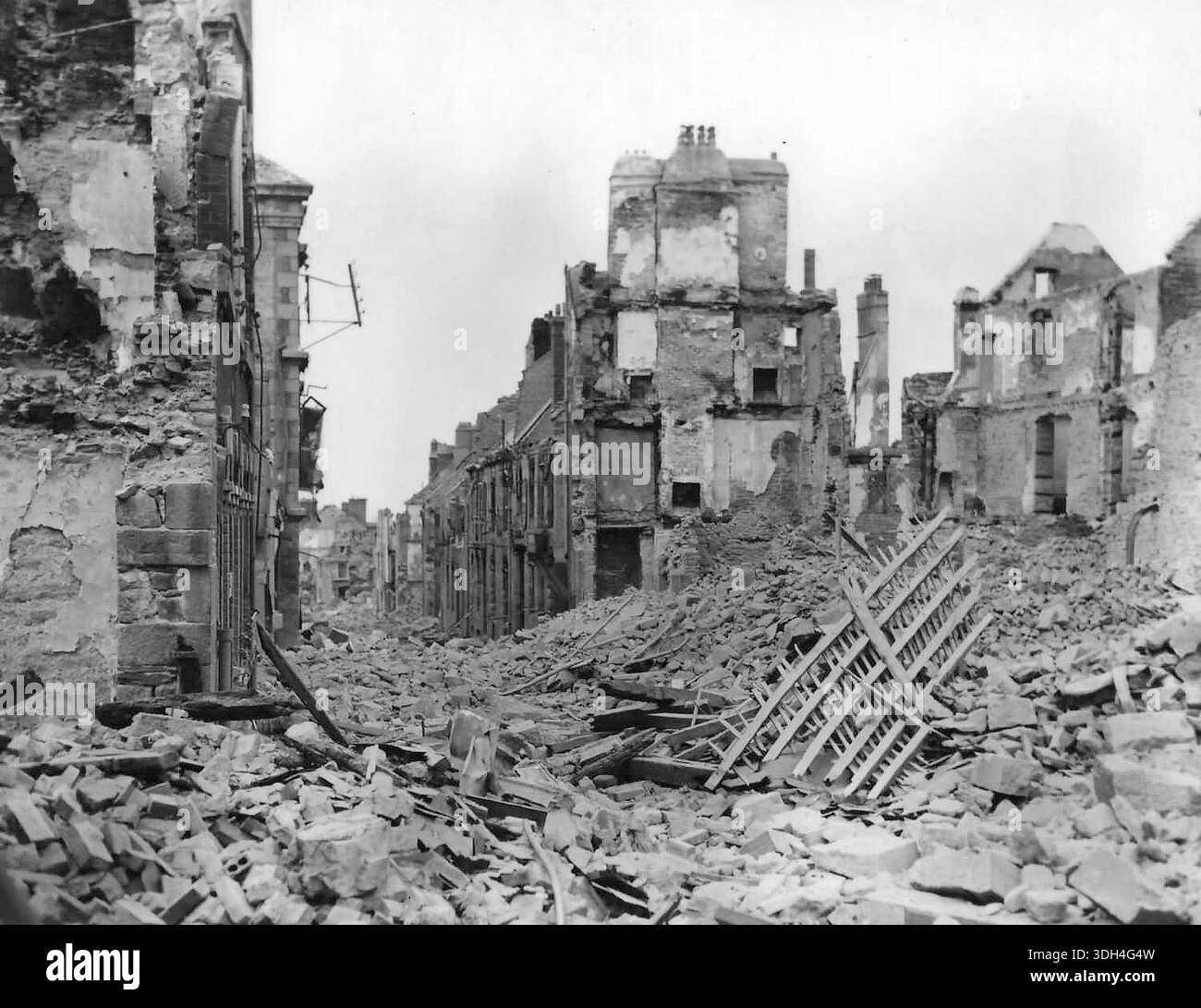 La città distrutta di Vire in Normandia. La città fu cancellata dai bombardamenti alleati il D-Day. Non molte truppe tedesche occuparono le città normanne e questo livello di distruzione ebbe poco effetto sulla battaglia. Il 6 giugno 1944 un'enorme forza d'invasione Alllied che coinvolgeva 7000 navi e 140.000 uomini sbarcò con successo sulla costa francese e stabilì cinque teste di spiaggia. Una campagna di inganno di successo significò che gran parte della resistenza tedesca si trovava a Calais e le perdite furono relativamente poche per le dimensioni e i rischi dell'operazione. Foto Stock