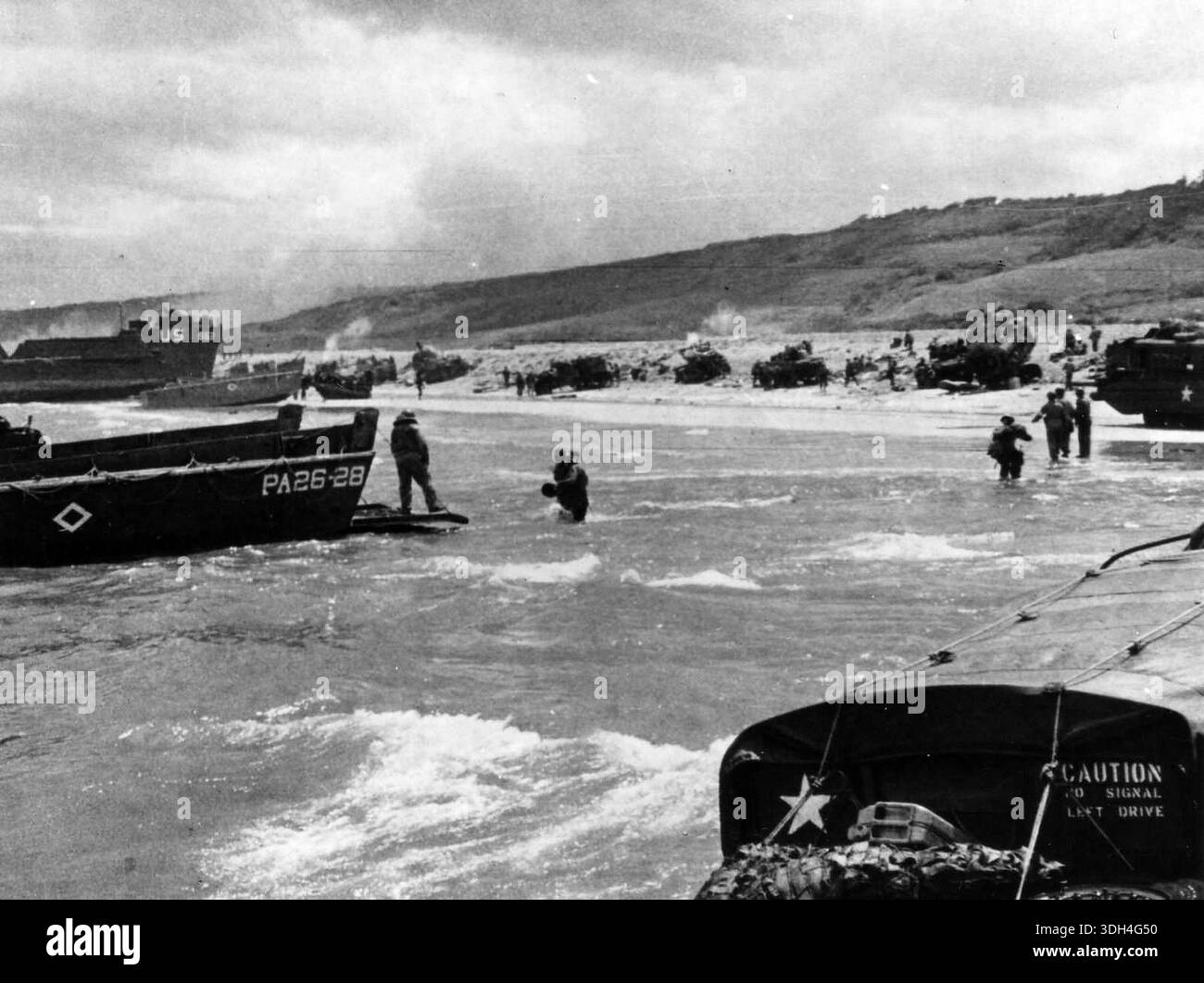 Uomini che vanno in cenere a Omaha Beach o D-Day. Il 6 giugno 1944 un'enorme forza d'invasione Alllied che coinvolgeva 7000 navi e 140.000 uomini sbarcò con successo sulla costa francese e stabilì cinque teste di spiaggia. Una campagna di inganno di successo significò che gran parte della resistenza tedesca si trovava a Calais e le perdite furono relativamente poche per le dimensioni e i rischi dell'operazione. Foto Stock