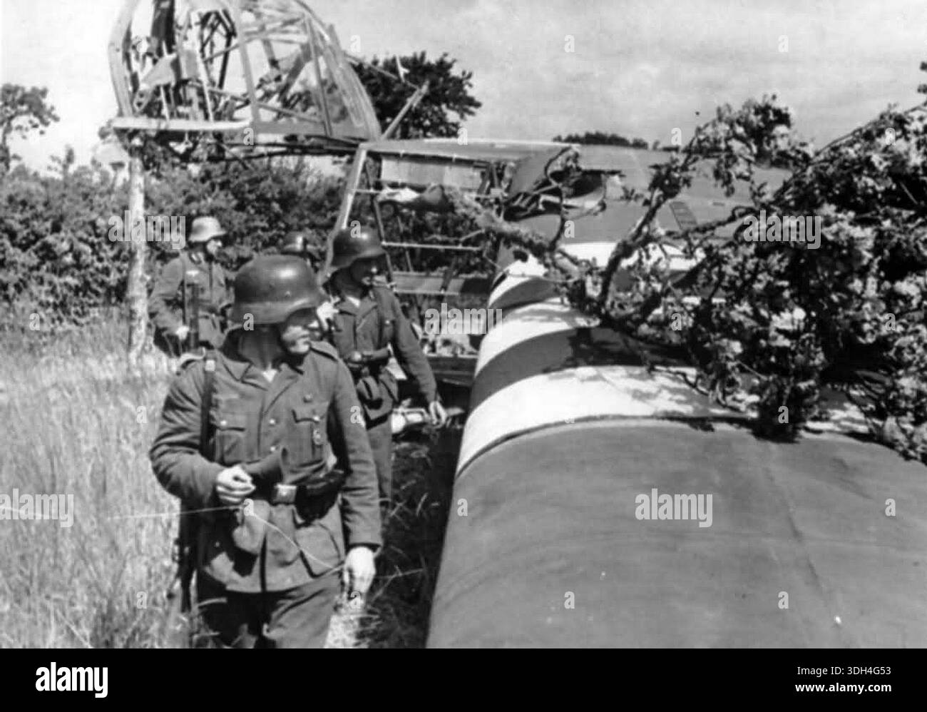 Le truppe tedesche che guardavano un incidente atterrarono su un velivolo Waco dopo il D-Day. Il 6 giugno 1944 un'enorme forza d'invasione Alllied che coinvolgeva 7000 navi e 140.000 uomini sbarcò con successo sulla costa francese e stabilì cinque teste di spiaggia. Una campagna di inganno di successo significò che gran parte della resistenza tedesca si trovava a Calais e le perdite furono relativamente poche per le dimensioni e i rischi dell'operazione. Foto Stock