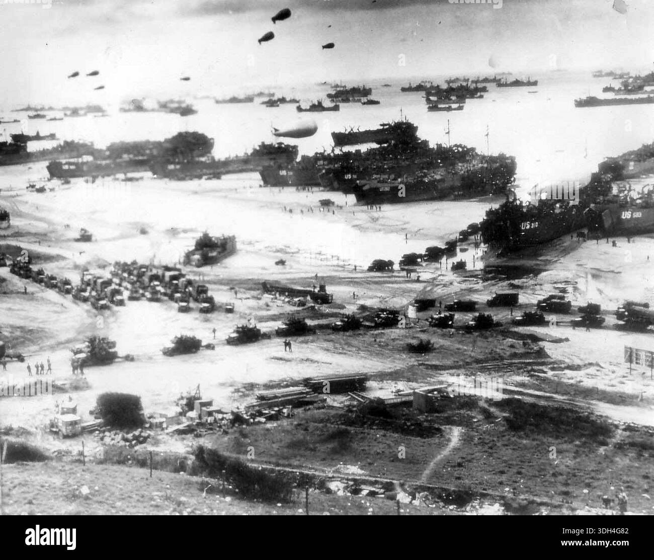 Molti mezzi da sbarco sbarcano il D-Day.il 6 giugno 1944 un'enorme forza di invasione alleata che coinvolge 7000 navi e 140.000 uomini sbarcarono con successo sulla costa francese e stabilirono cinque teste di spiaggia. Una campagna di inganno di successo significò che gran parte della resistenza tedesca si trovava a Calais e le perdite furono relativamente poche per le dimensioni e i rischi dell'operazione. Foto Stock