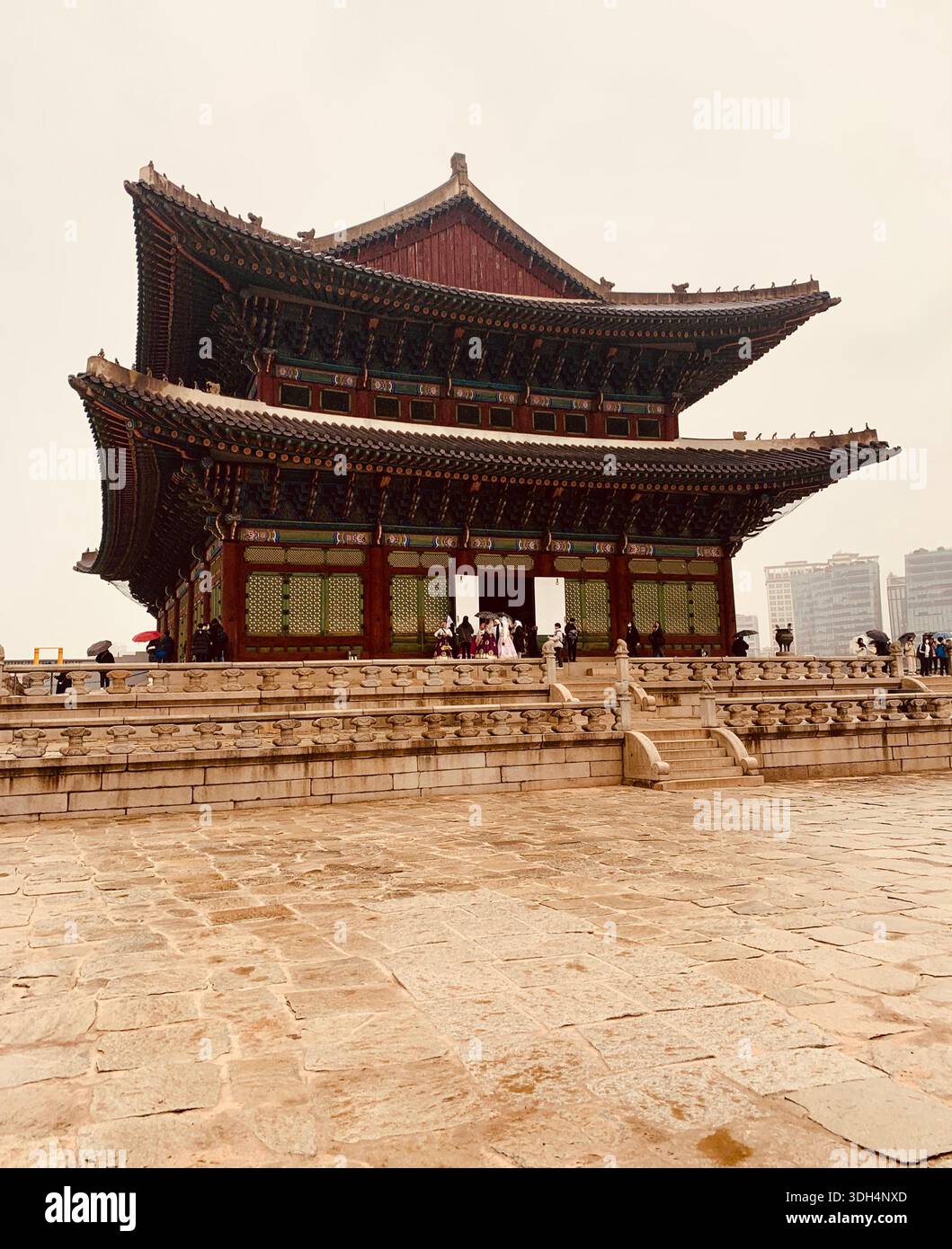 Un maestoso scorcio nel passato reale della Corea al Palazzo Gyeongbokgung di Seul - Immagine stock catturata con smartphone