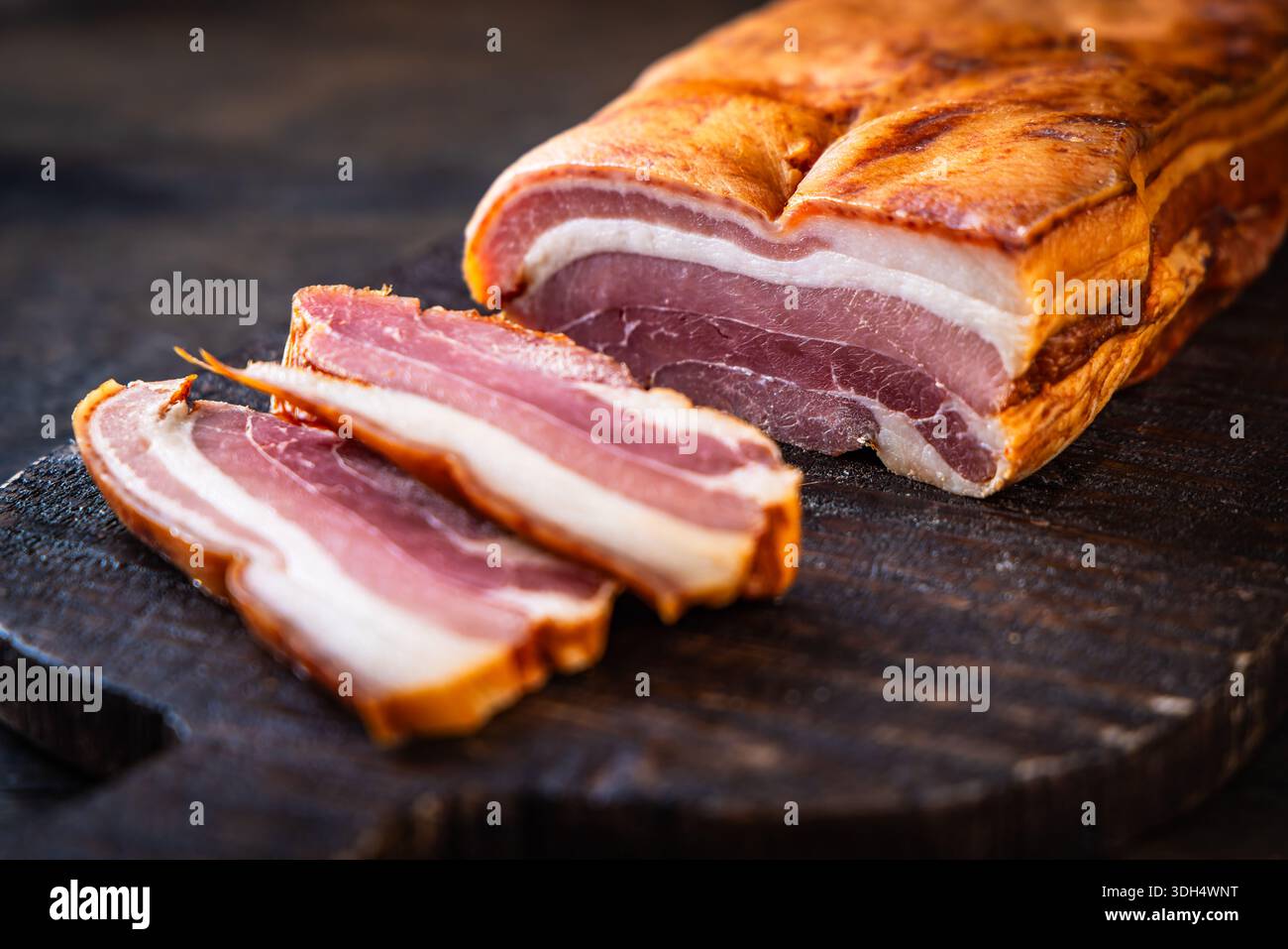 Pancia di maiale affumicata sul tagliere Foto Stock