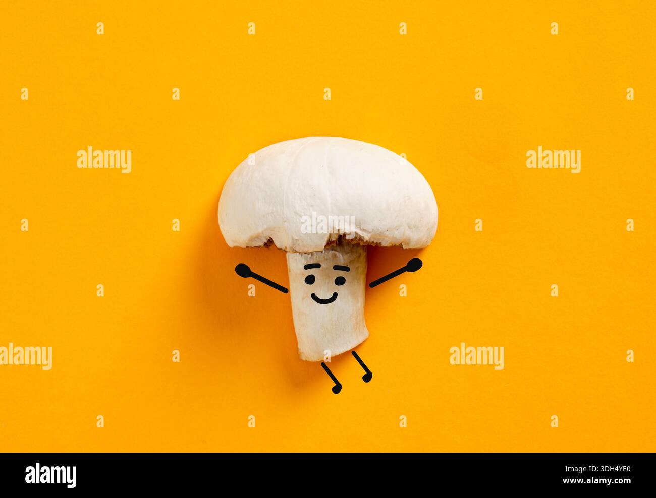 Felice fungo antropomorfo con faccia e arti di doodle su un vibrante sfondo arancione, che rappresenta gioia e divertimento Foto Stock
