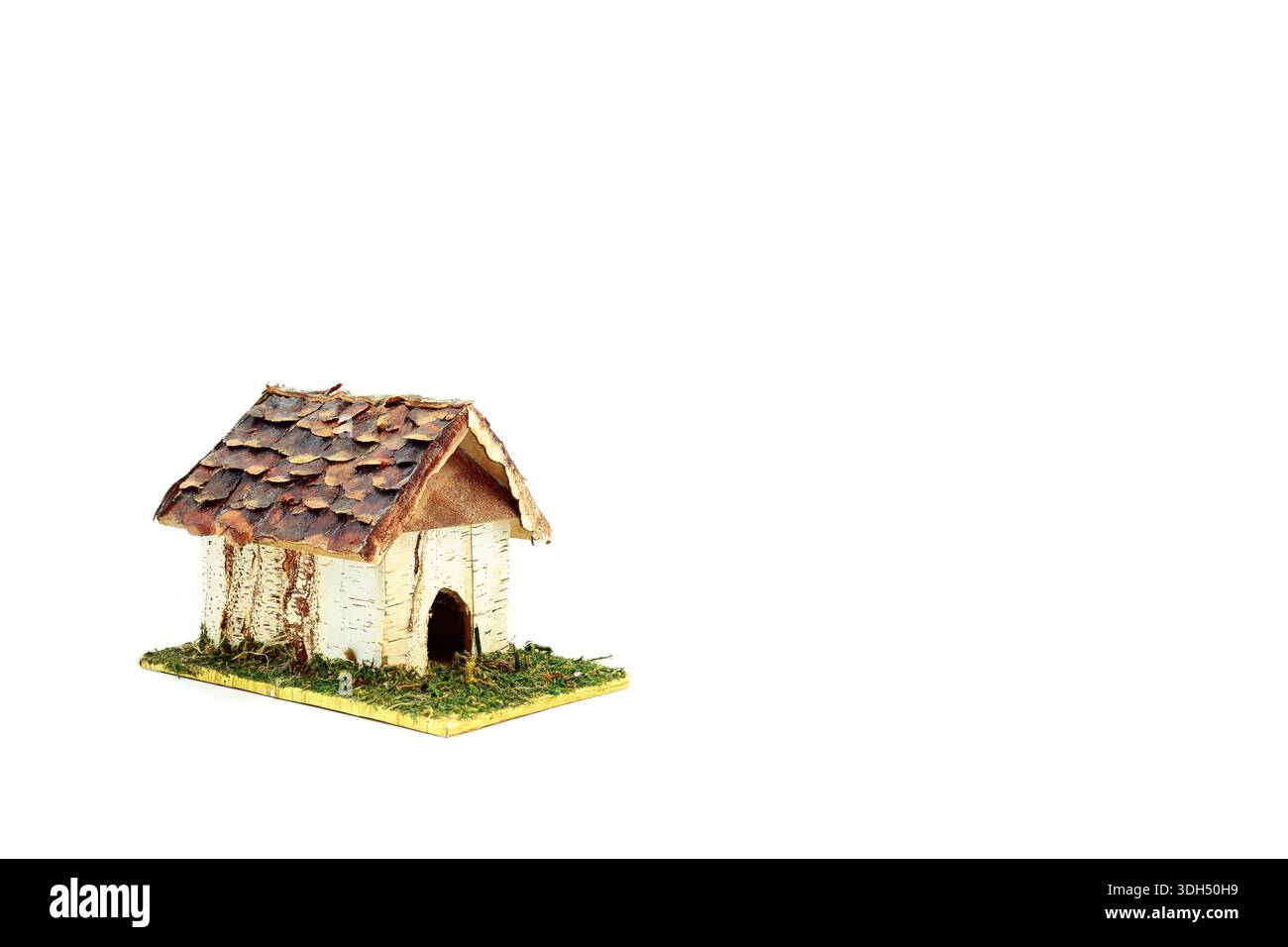 Splendida casa per cani in legno con erba verde intorno. Foto Stock