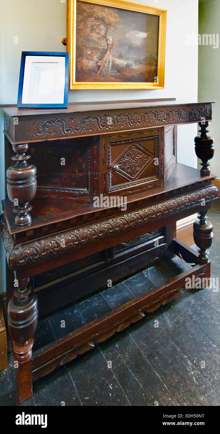Mobili in legno del XVI o XVII secolo in stile Tudor o giacobino, mobili in livrea St Michaels, Mount Mount Mount's Bay, Marazion, Cornovaglia, Inghilterra, Regno Unito Foto Stock