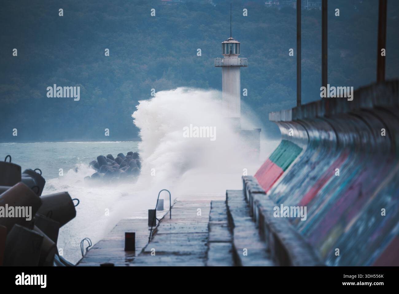 Stormy Huge Waves Breaks contro il molo del porto di mare e la costa del faro di Varna City Bulgaria Foto Stock