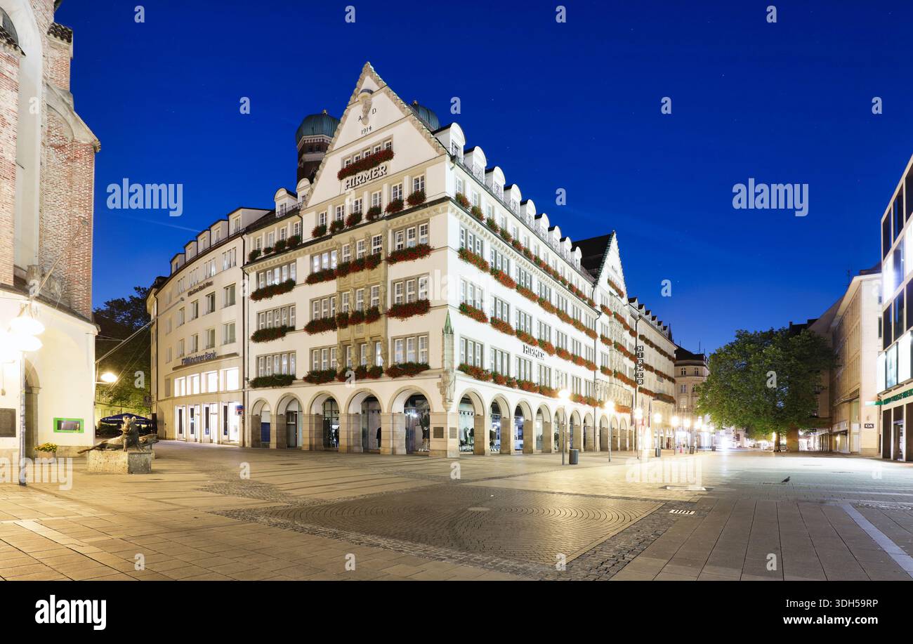 Monaco di Baviera, Germania - agosto 30 2023: L'esterno della HIRMER Stammhaus nella città di Monaco, Germania. HIRMER è un negozio di moda maschile. Un bel blu Foto Stock