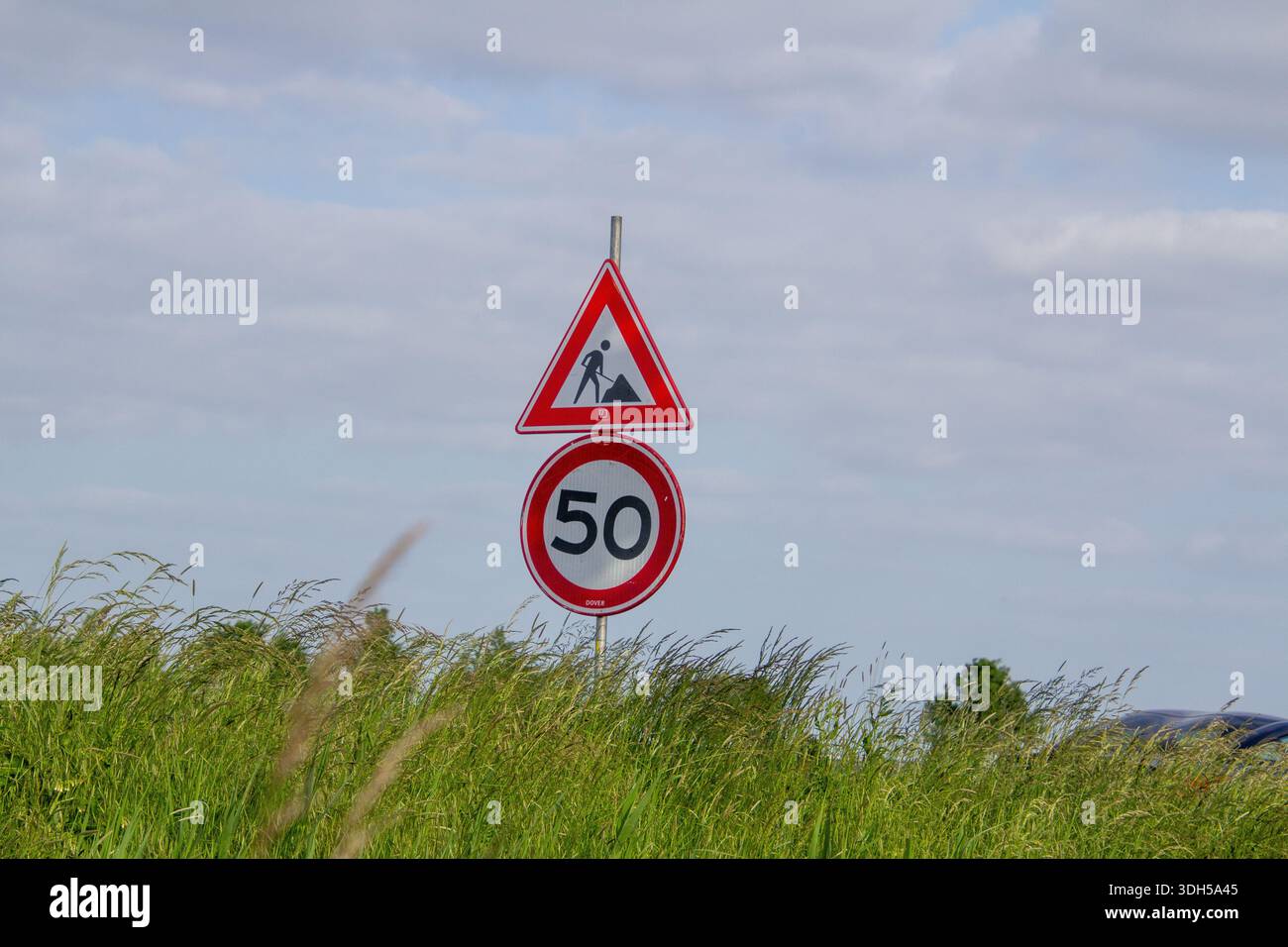 Segnale di avvertimento per lavori stradali, zona di costruzione. Foto Stock
