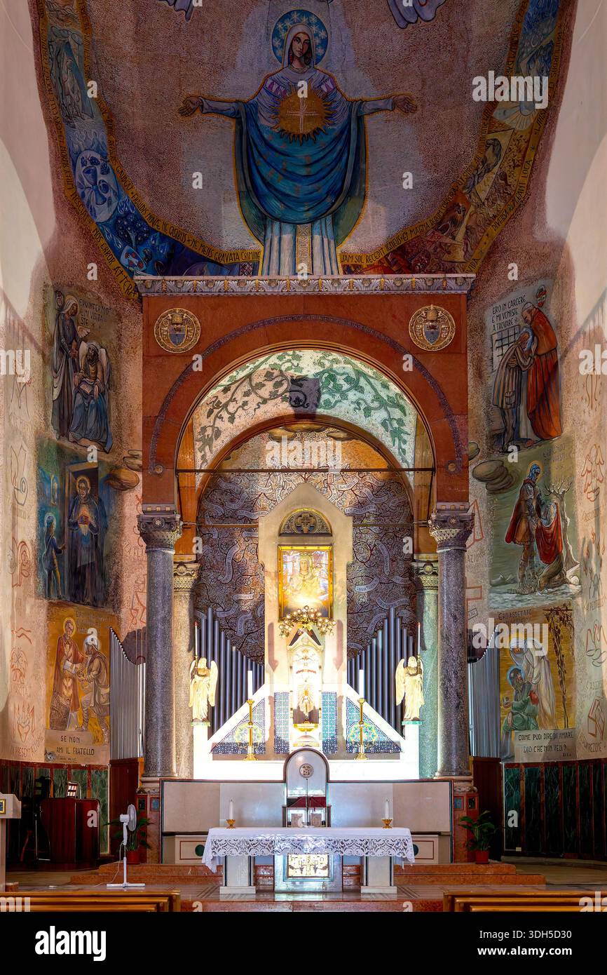 Mosaico e altare affrescato con colonne in marmo a Santa Maria Liberatrice, Roma, Italia. Foto Stock