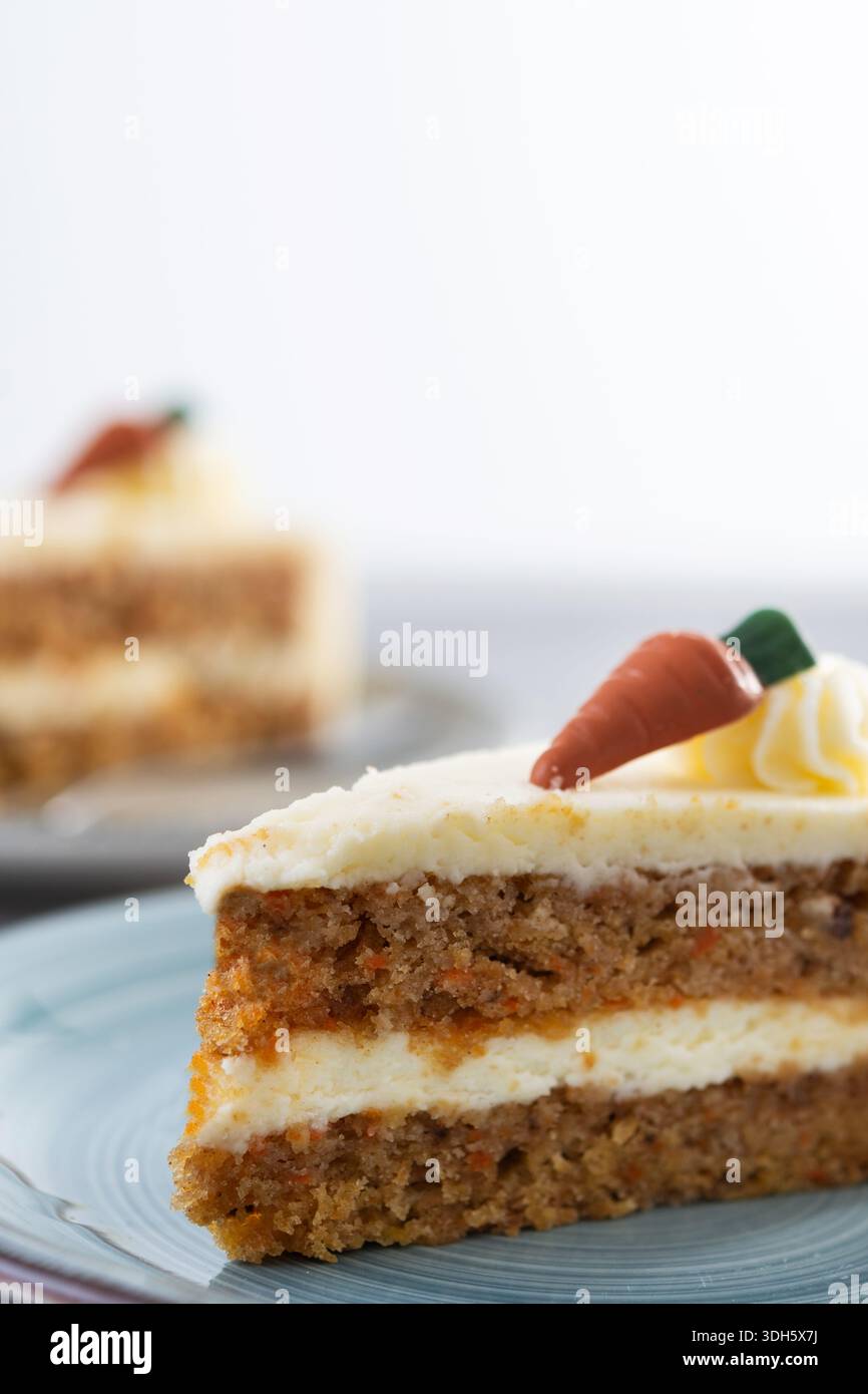 Fetta di torta di carote con glassa di formaggio cremoso su un tavolo di legno Foto Stock