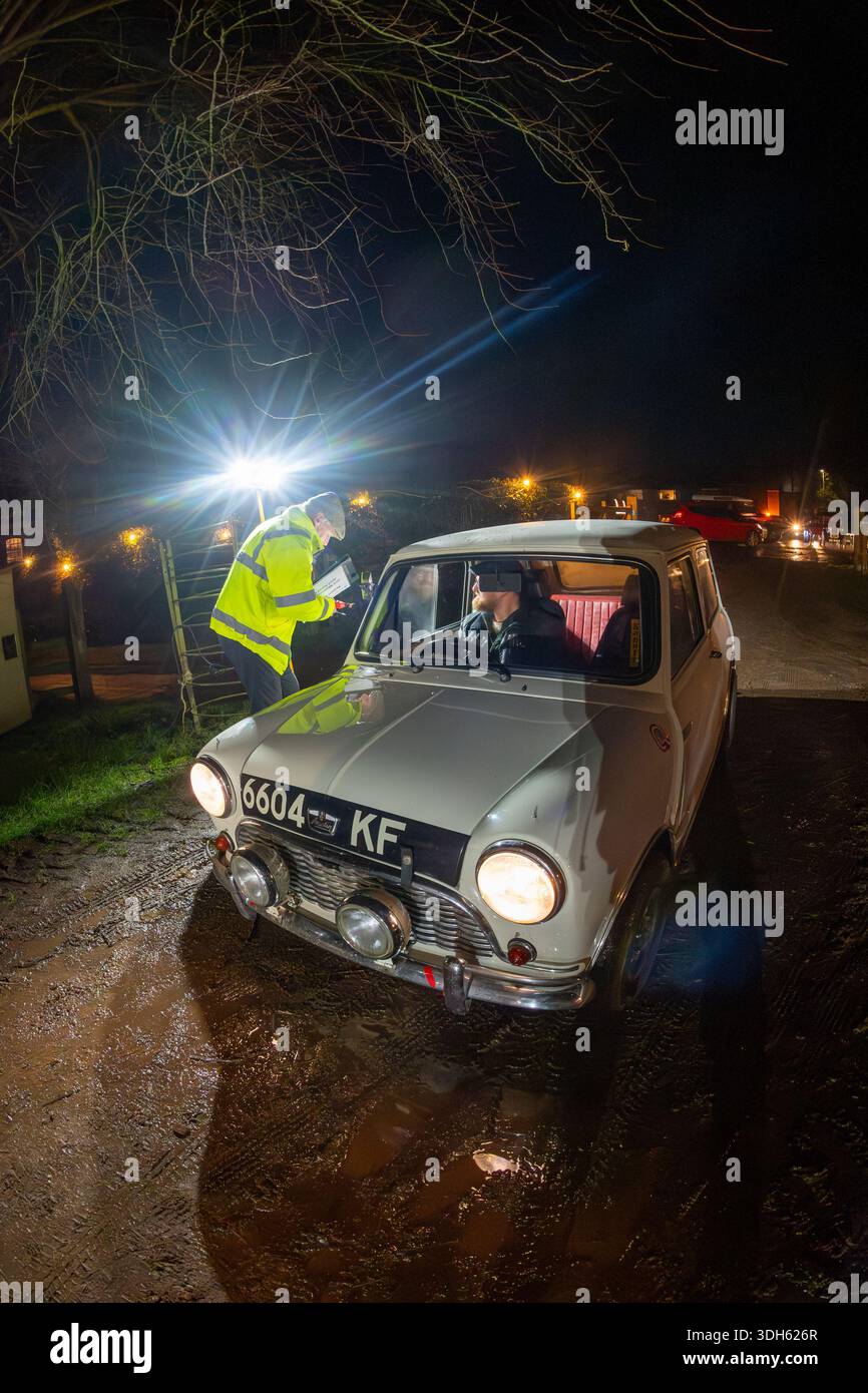Membri del VSCC che si preparano per il Measham Night Rally che li porterà in giro per la campagna del Leicestershire. Foto Stock