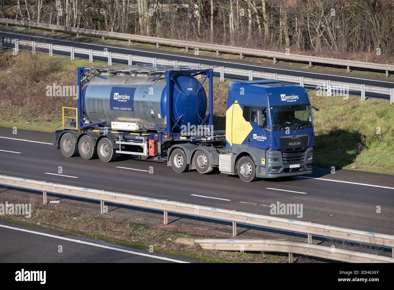 Menzies Distribution Autocisterna sull'autostrada M40, Warwickshire, Regno Unito Foto Stock
