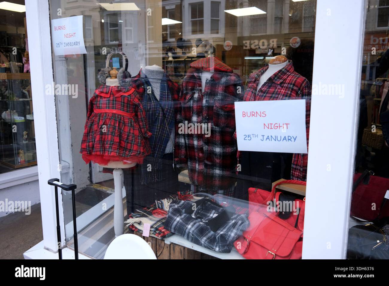 negozio di abbigliamento scozzese per bambini, bexhill-on-sea, east sussex, regno unito Foto Stock