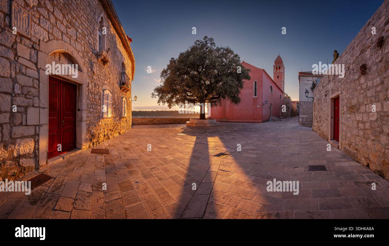 Rab, isola di Rab, Croazia. Immagine del paesaggio urbano dell'iconico villaggio di Rab, in Croazia, situato sull'isola di Rab al tramonto estivo. Foto Stock