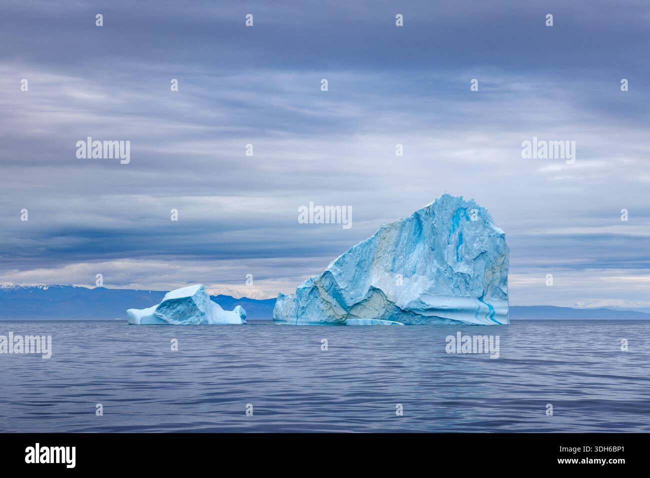 Iceberg blu nelle fredde e blu acque dell'Oceano Artico a Bontekoe Island, Parco Nazionale della Groenlandia nord-orientale. Foto Stock