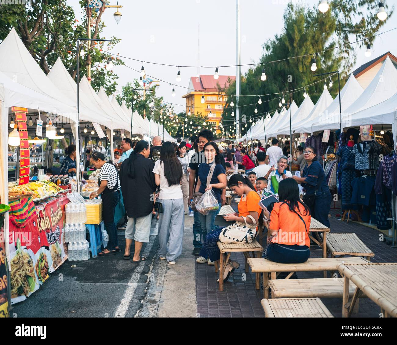 Molte persone passeggiavano per curiosare tra cibo e merci nei piccoli mercati durante il festival, Udon Thani, Thailandia 18 GENNAIO 2026 Foto Stock