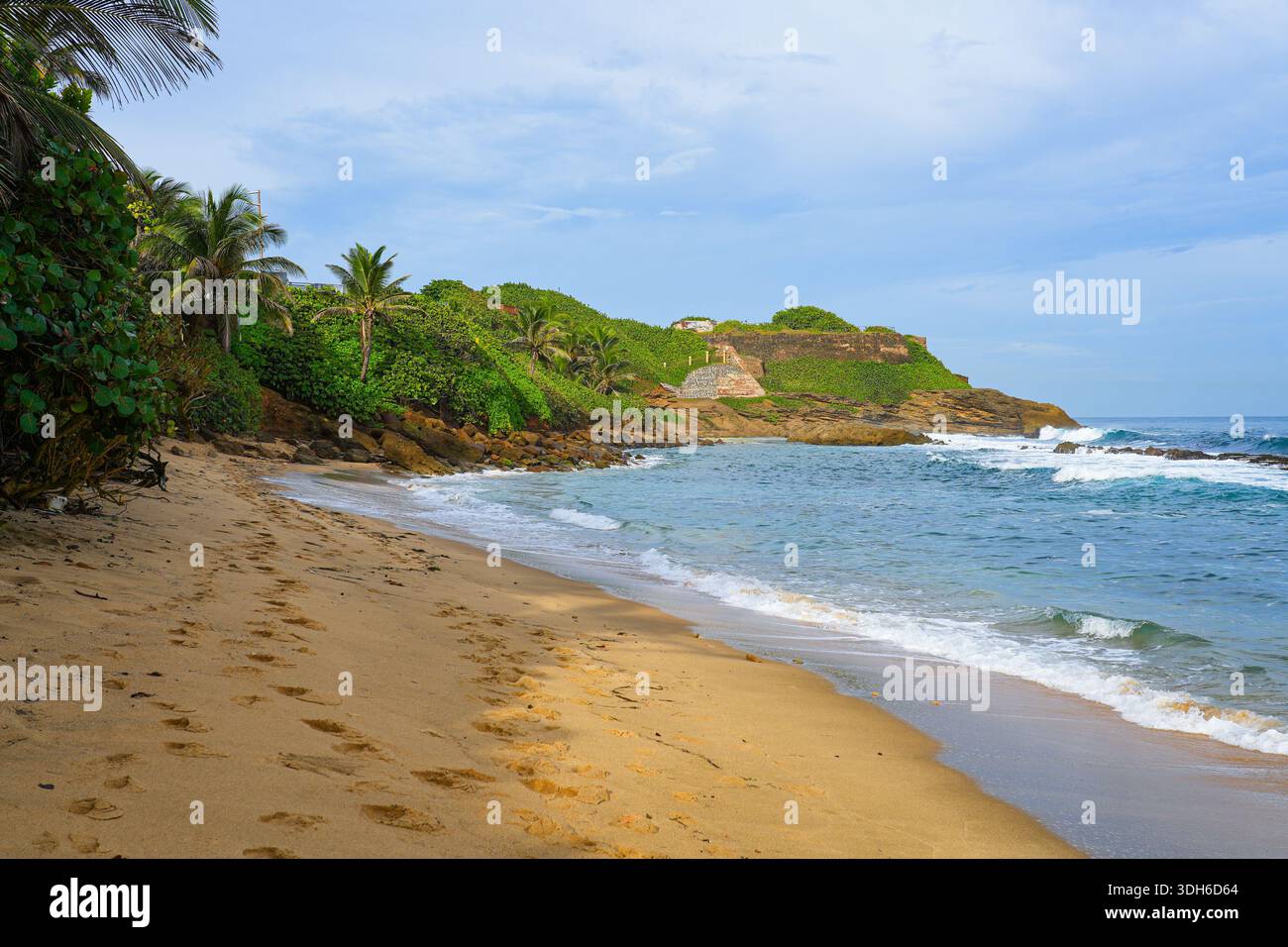 La bellezza naturale della spiaggia di Playa Peña a San Juan, Porto Rico Foto Stock