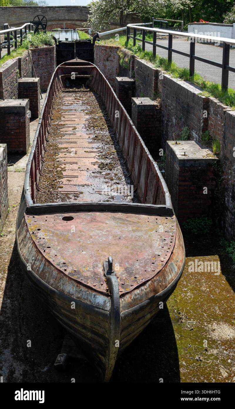 Scafo del vecchio canale in bacino di carenaggio accanto al canale Foto Stock