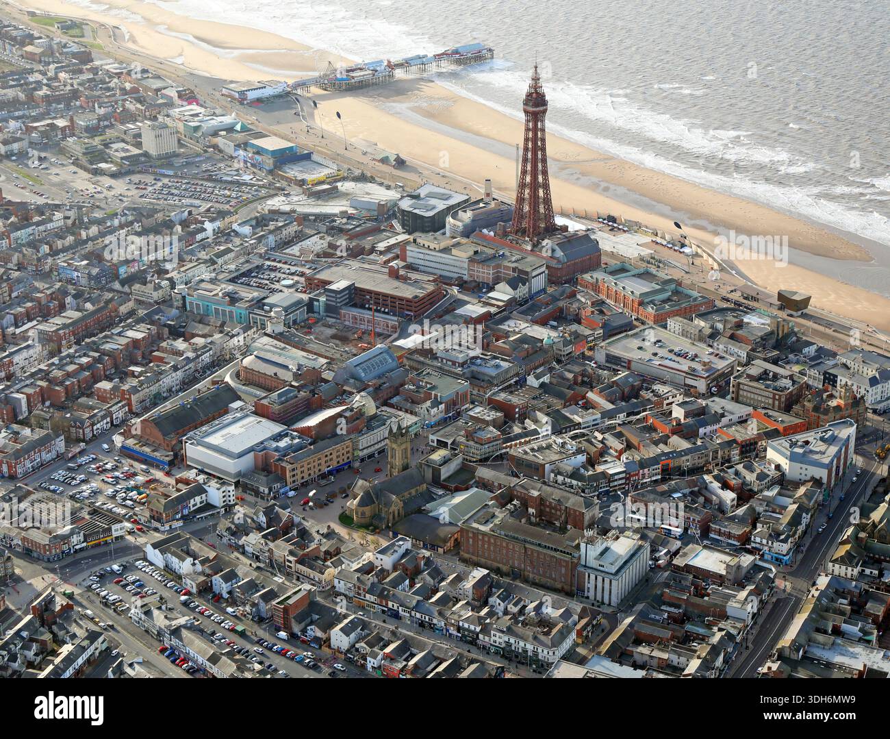 Vista aerea dello skyline del centro di Blackpool con l'iconica Blackpool Tower prominente e anche il Blackpool Opera House in primo piano Foto Stock