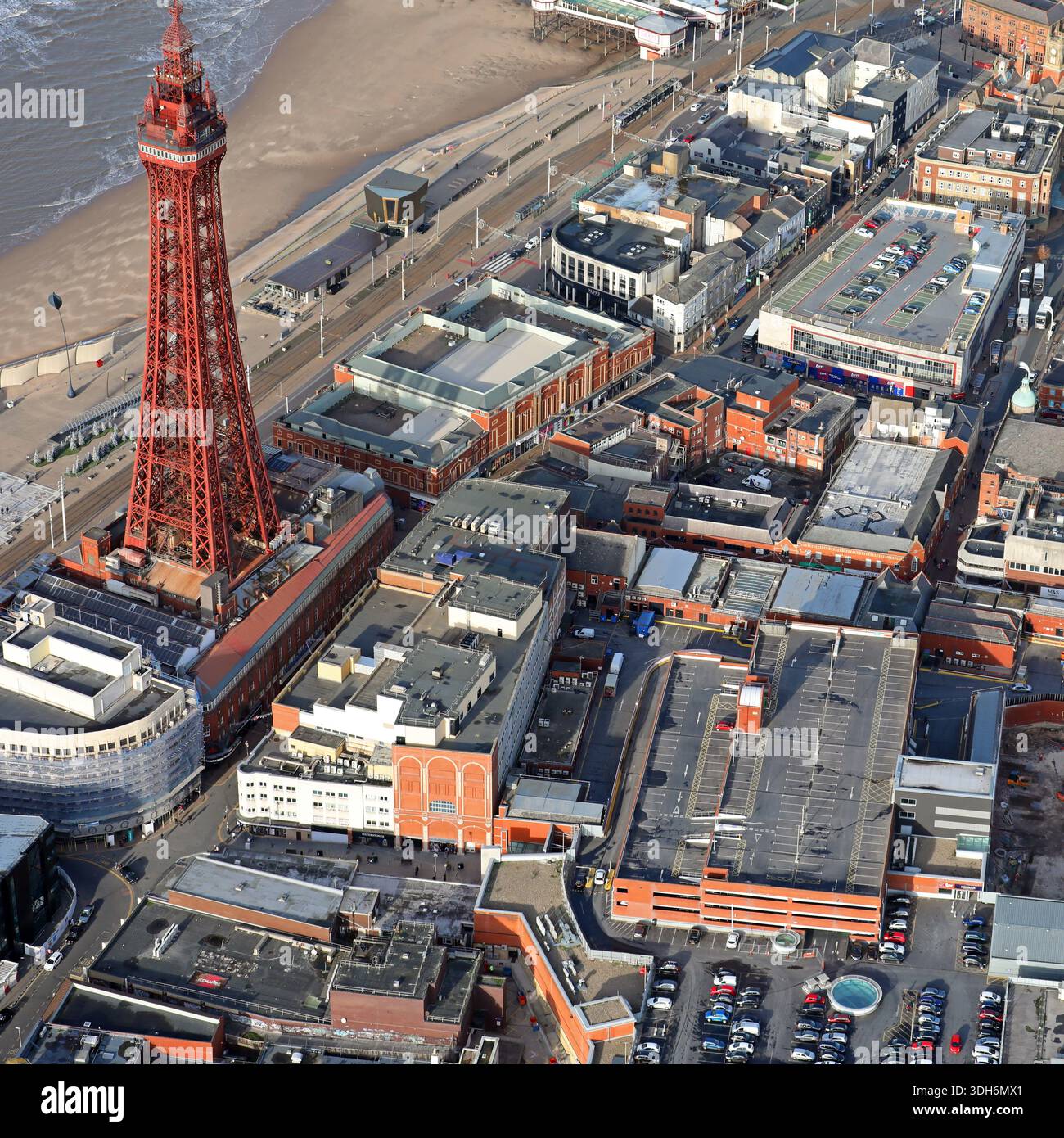 Vista aerea dello skyline del centro di Blackpool con l'iconica Blackpool Tower Foto Stock