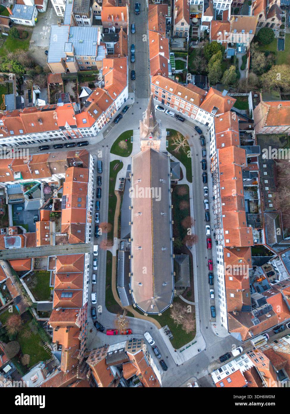 Vista aerea di una cattedrale circondata da edifici dal tetto rosso e stradine strette, che creano un arazzo di architettura urbana, Bruges, Fiandre, Belgio Foto Stock