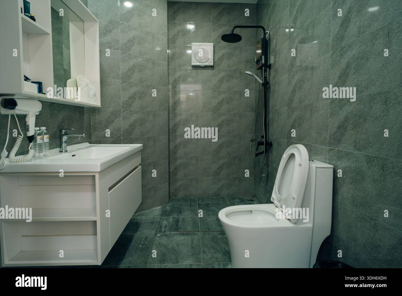 I bagni sono decorati in toni grigio-verde utilizzando piastrelle di marmo. Foto di alta qualità Foto Stock