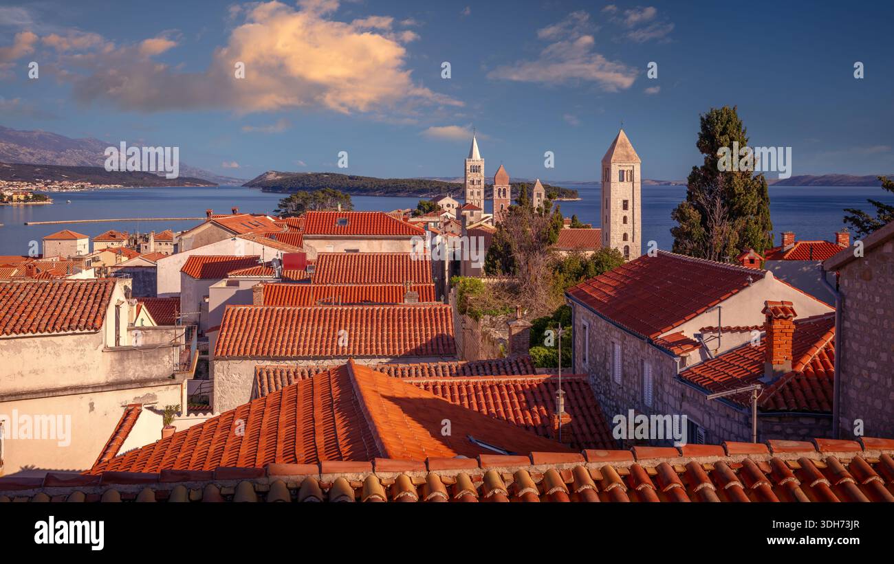 Rab, isola di Rab, Croazia. Immagine panoramica della città dell'iconico villaggio di Rab, in Croazia, situato sull'isola di Rab durante il sole del giorno estivo. Foto Stock