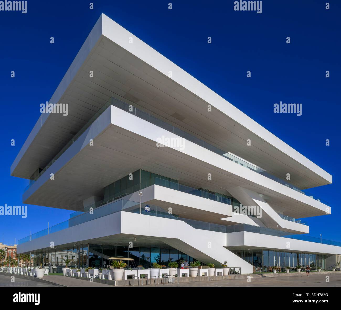 Il suggestivo edificio dell'America's Cup costruito presso il porticciolo di Valencia. Noto anche come Veles e Vents. Progettato da David Chipperfield e Fermín Vázquez. Foto Stock