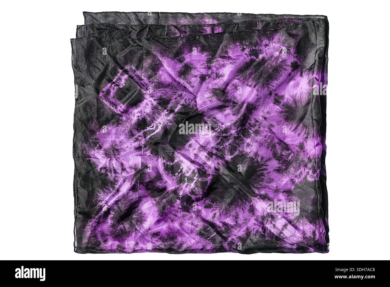 Kerchief in raso viola ripiegato isolato su sfondo bianco Foto Stock