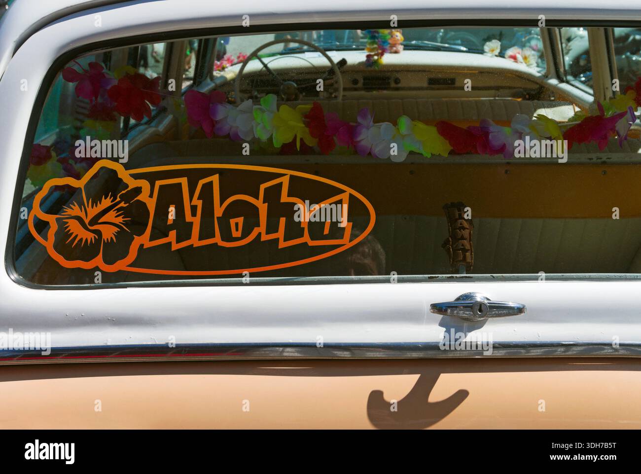 Adesivo Aloha sul lunotto di un'auto americana d'epoca Foto Stock