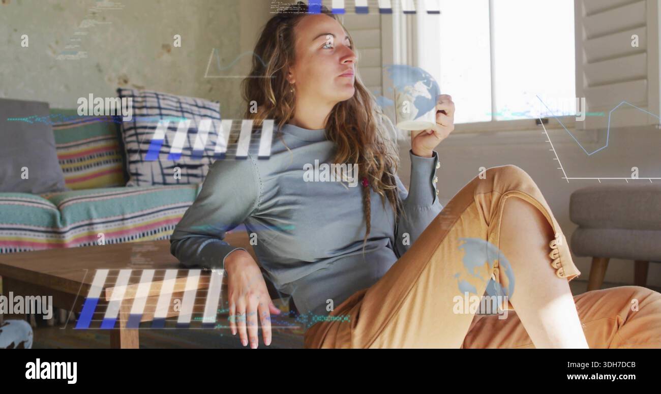 Donna sorseggiante con top grigio, pantaloni abbronzanti in soggiorno con tazze bianche con sovrapposizioni AR Foto Stock