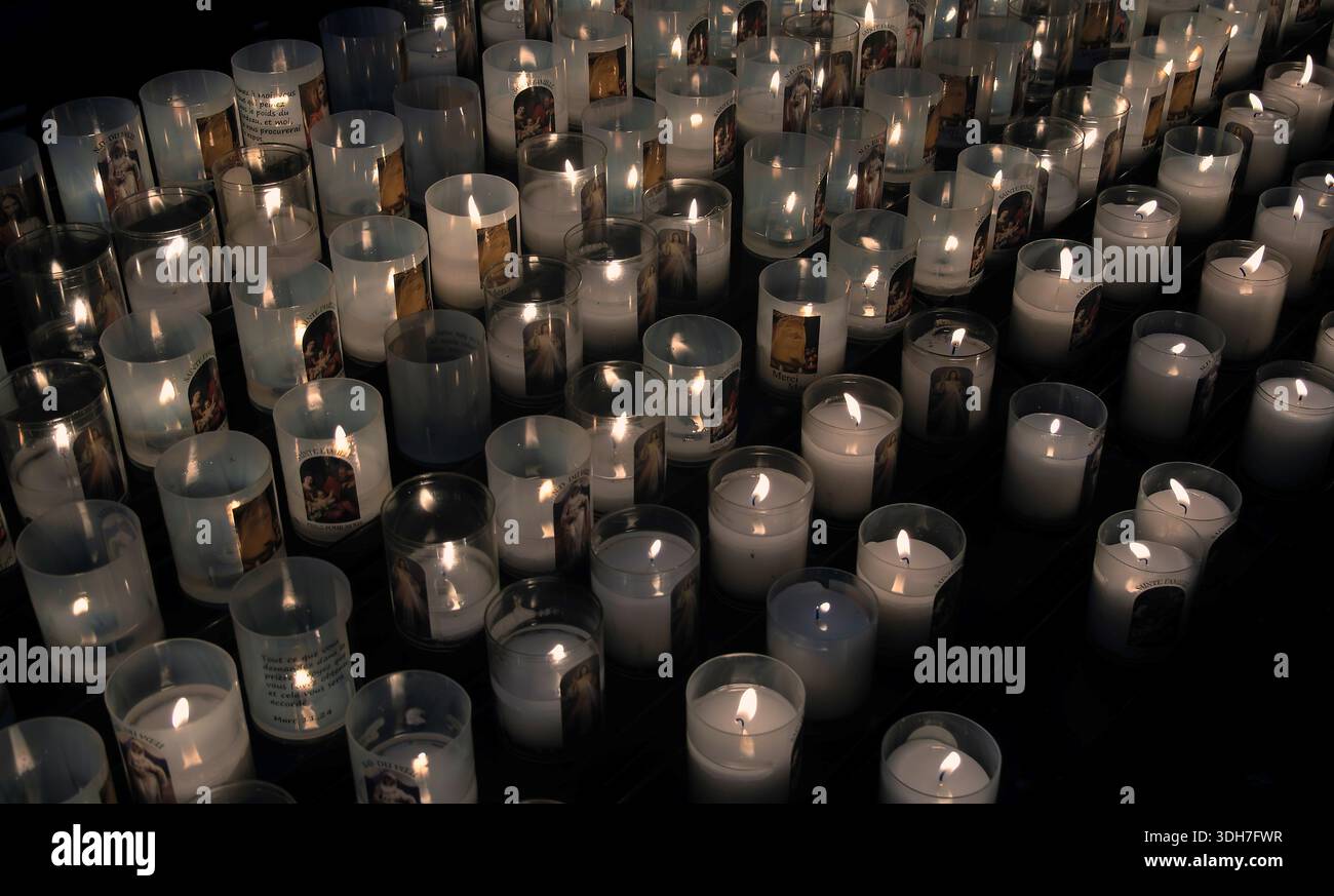 Candele votive nella Cattedrale di Notre-Dame, Rouen, Normandia, Francia Foto Stock