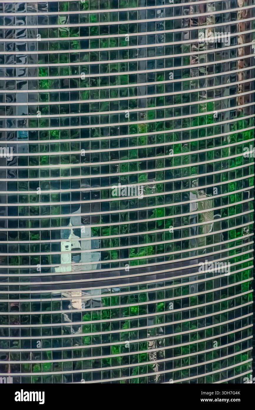 I raschietti del cielo di Hong Kong assumono una tonalità speciale, a seconda della luce e dei riflessi. Questo ha il riflesso di un piccolo edificio. Foto Stock