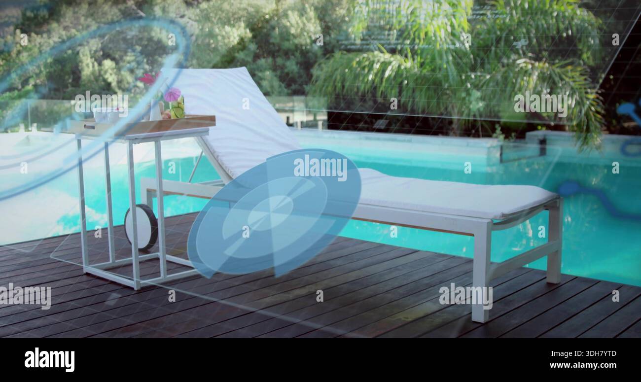 Presenta chaise longue imbottita bianca che si estende verso destra sul ponte scuro, con piscina turchese Foto Stock