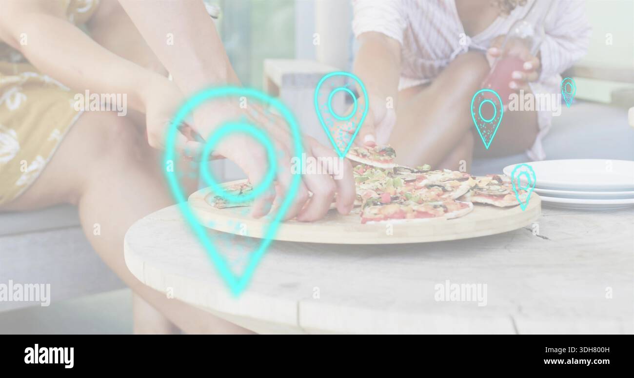 Raggiungere le donne che condividono la pizza sul divano del patio, sul tavolo in legno, sull'abito giallo, sul bottone, sulle spille turchesi Foto Stock