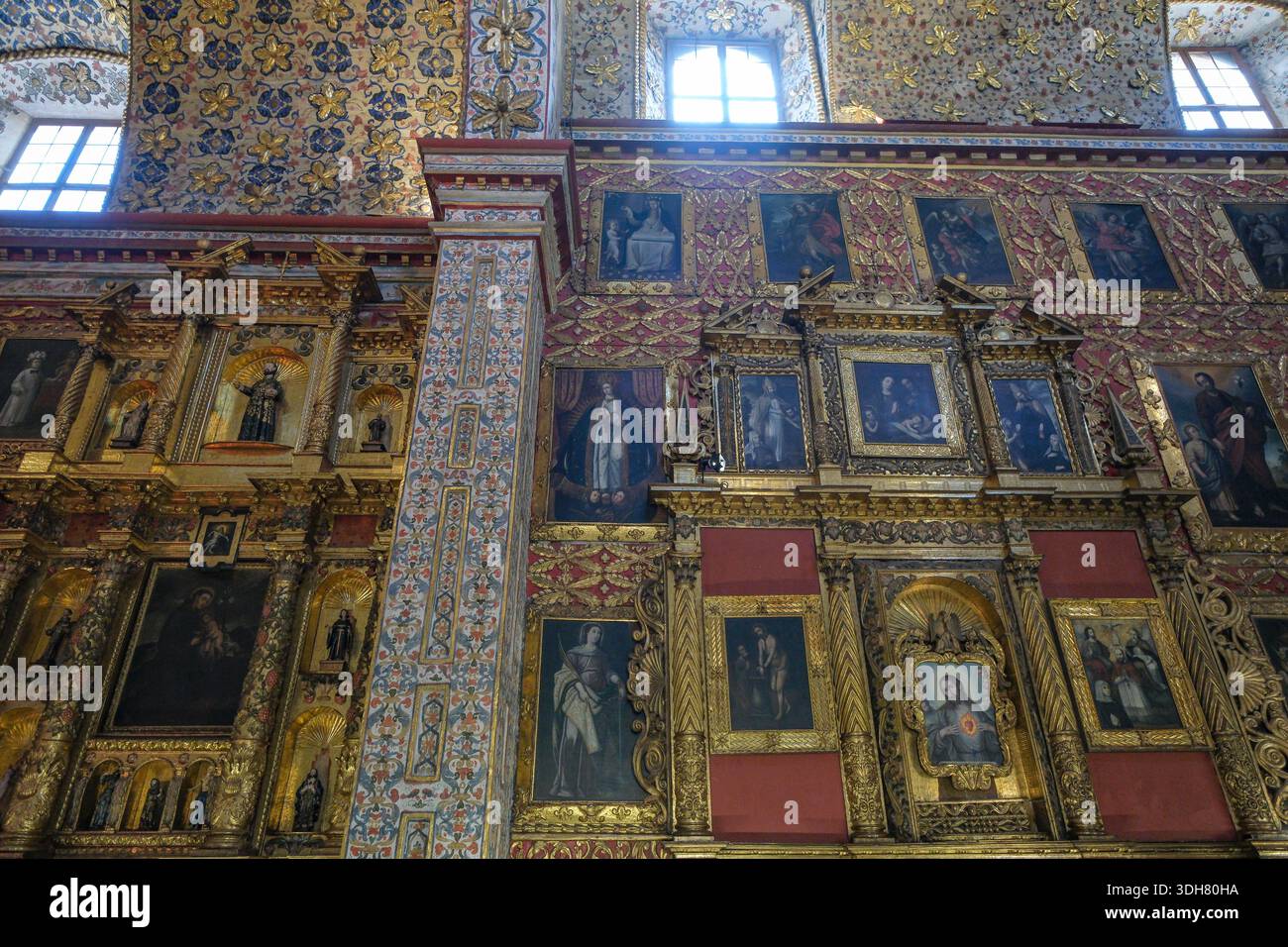 Bogotà, Colombia - 28 dicembre 2025: Ex Convento di Santa Clara nel centro storico di Bogotà, Colombia. Foto Stock