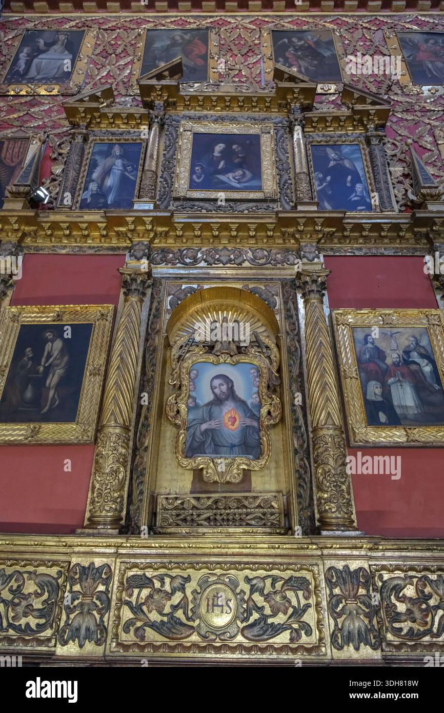 Bogotà, Colombia - 28 dicembre 2025: Ex Convento di Santa Clara nel centro storico di Bogotà, Colombia. Foto Stock
