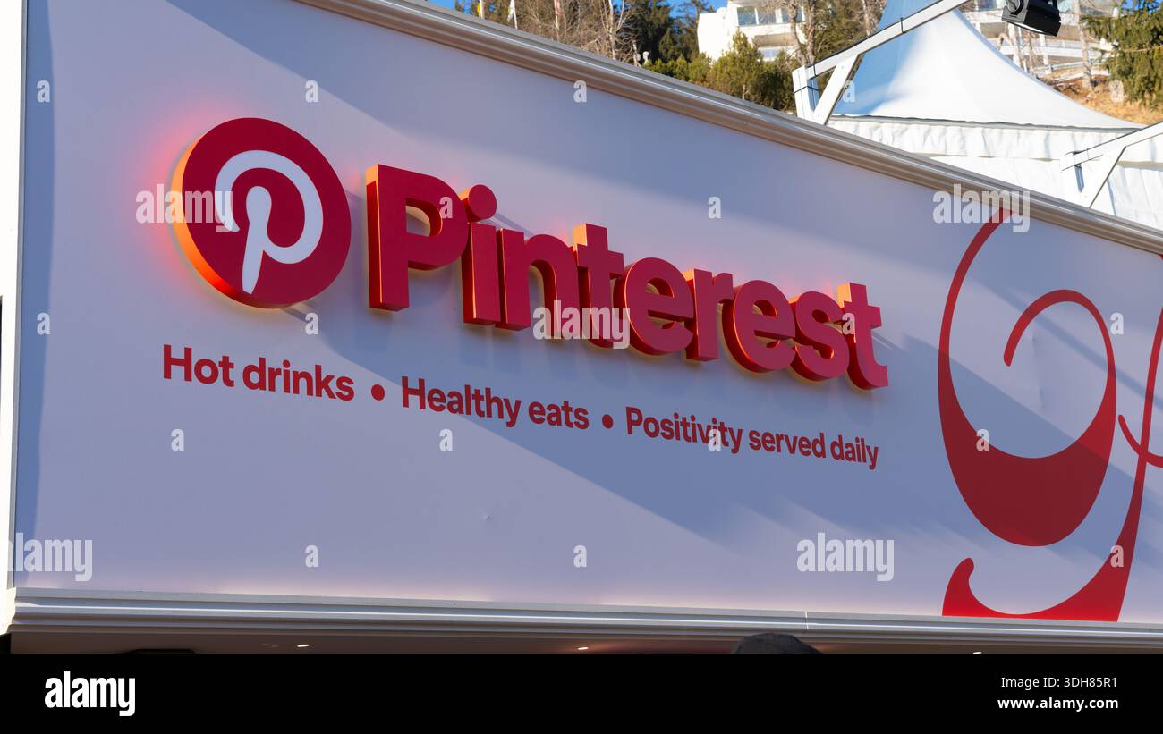 Cartello all'aperto Pinterest che promuove bevande calde e cibi sani in un evento globale Foto Stock