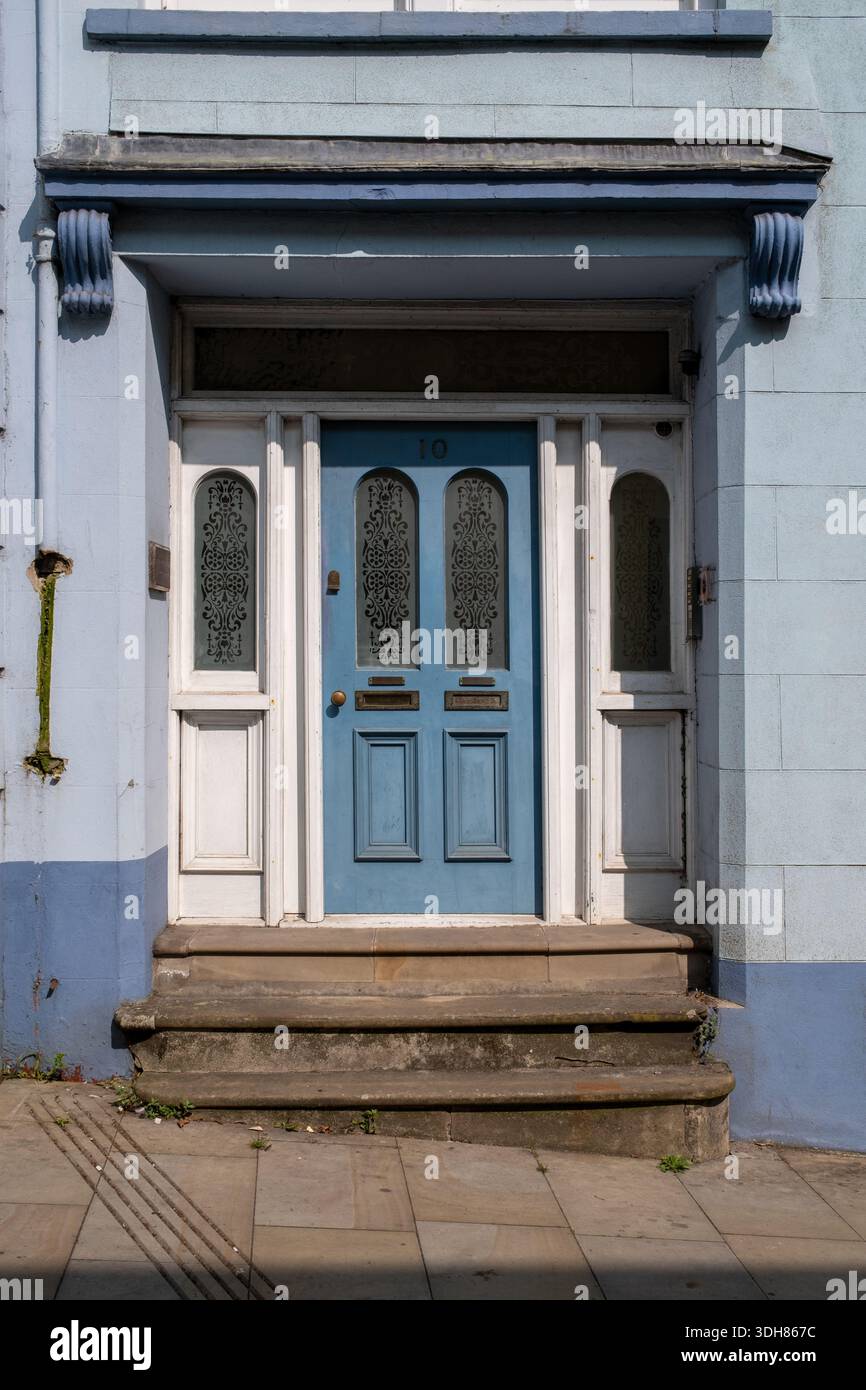 Porta dell'edificio vecchio a Haverfordwest nel Pembrokeshire, Galles occidentale Foto Stock
