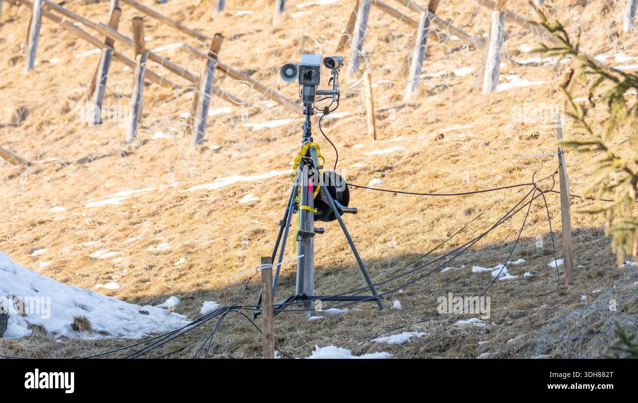Telecamere di sorveglianza su un treppiede che monitora la sicurezza per il forum economico mondiale di davos Foto Stock