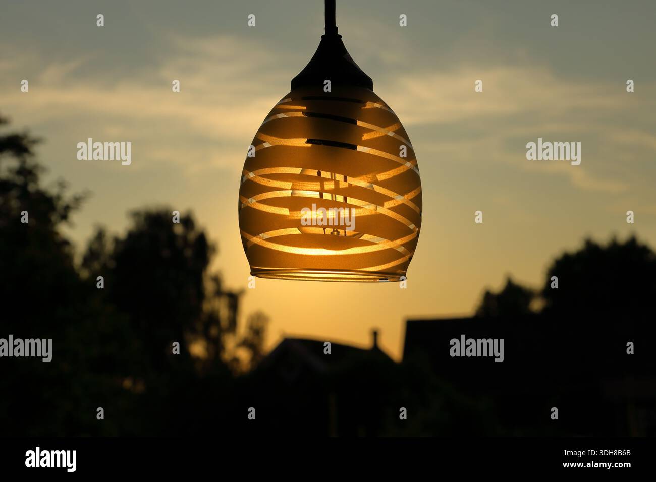 Luce solare al tramonto con lampada trasparente. Niente elettricità. Foto concettuale. Foto Stock